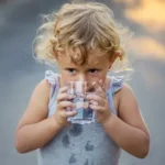 Dlaczego dzieci powinny pić więcej wody